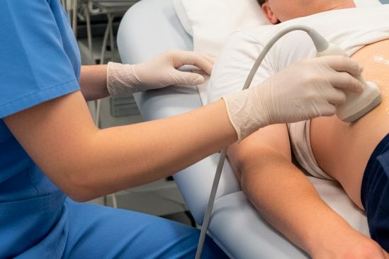 Мужчина проходит обследование